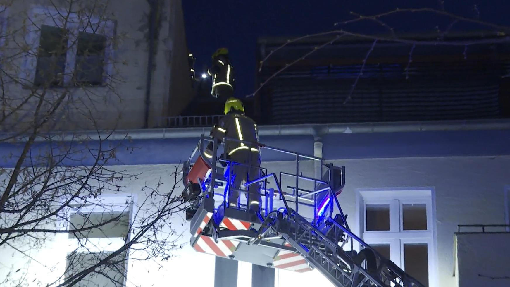 Un hombre cae metros por una chimenea en un extraño operativo de rescate