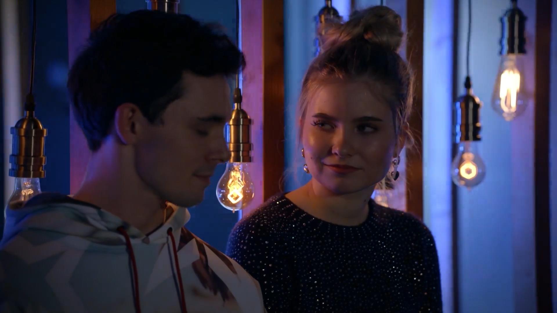Verguckt: Johanna himmelt Luis an GZSZ-Folge 7740 vom 4. April 2023
