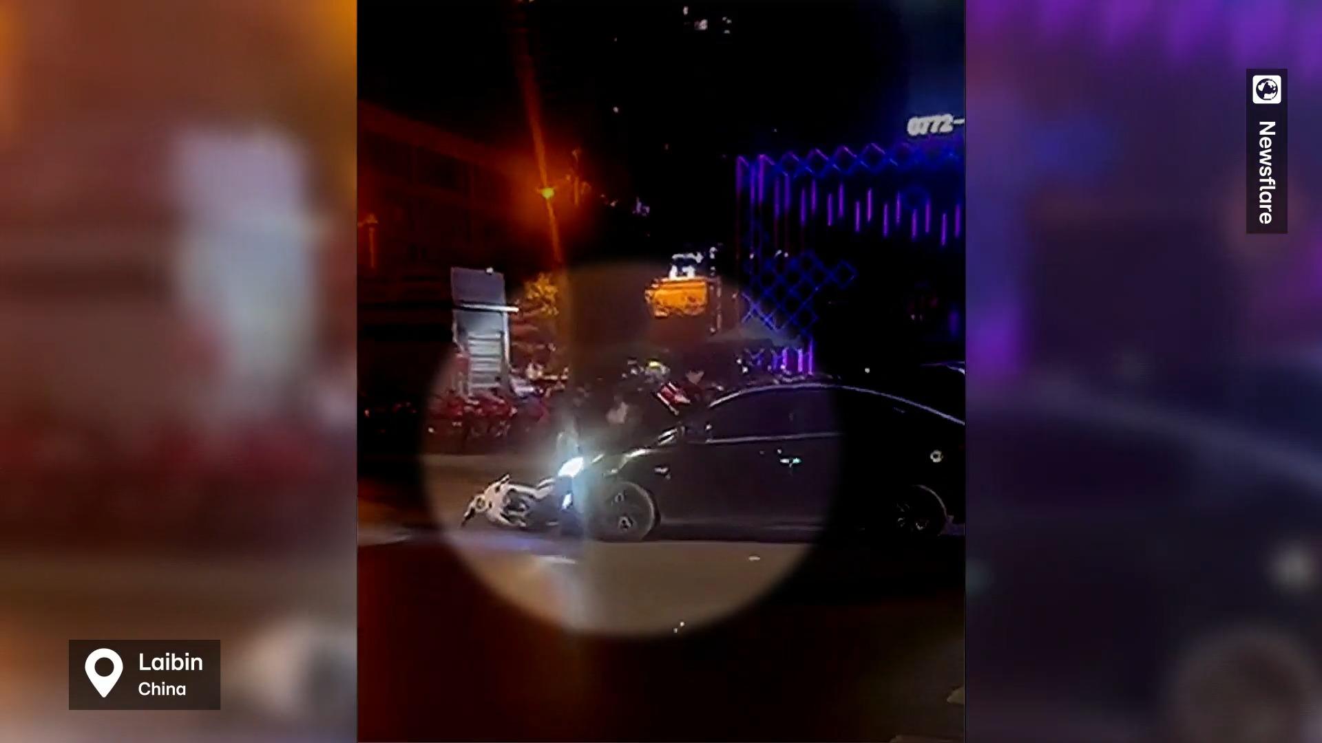 Mann wirft sich auf Auto seiner Freundin Filmreifer Streit