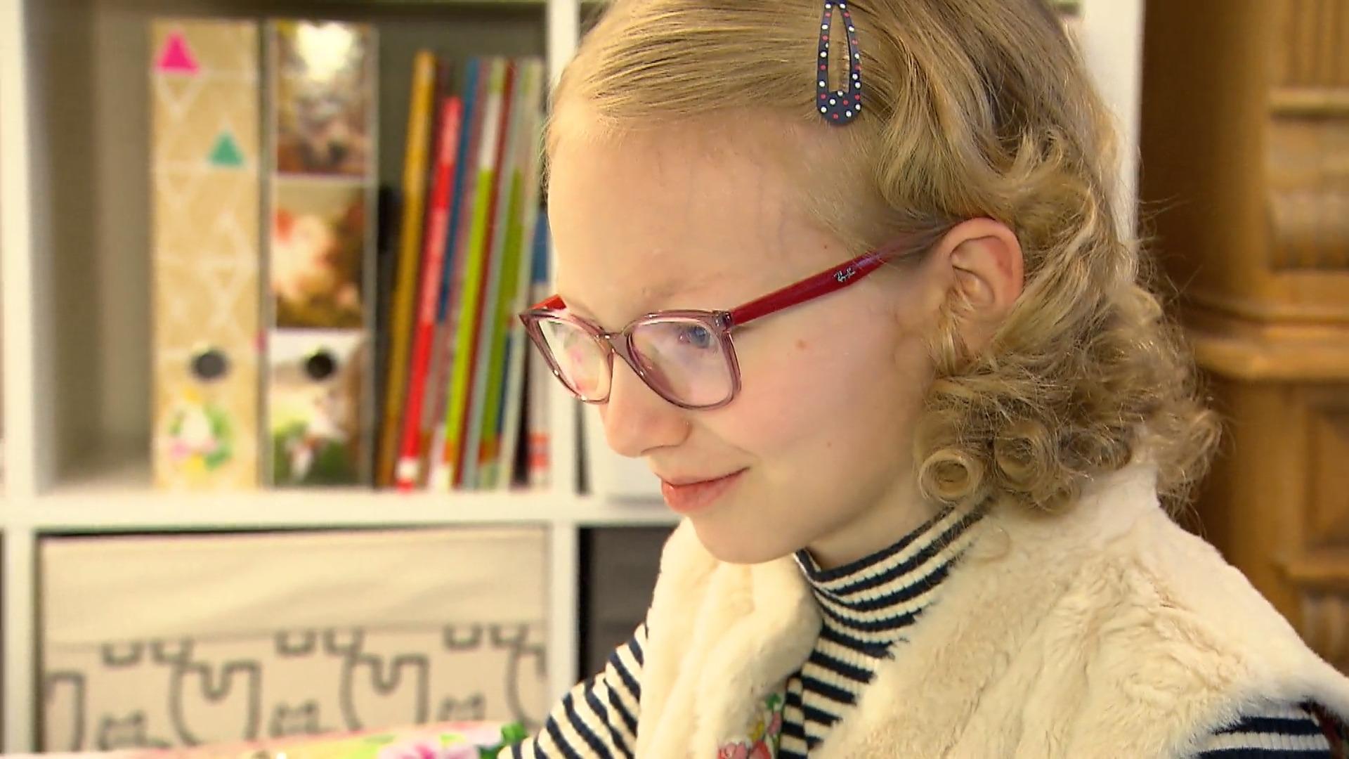 Mädchen kann zur Schule Dank Roboter