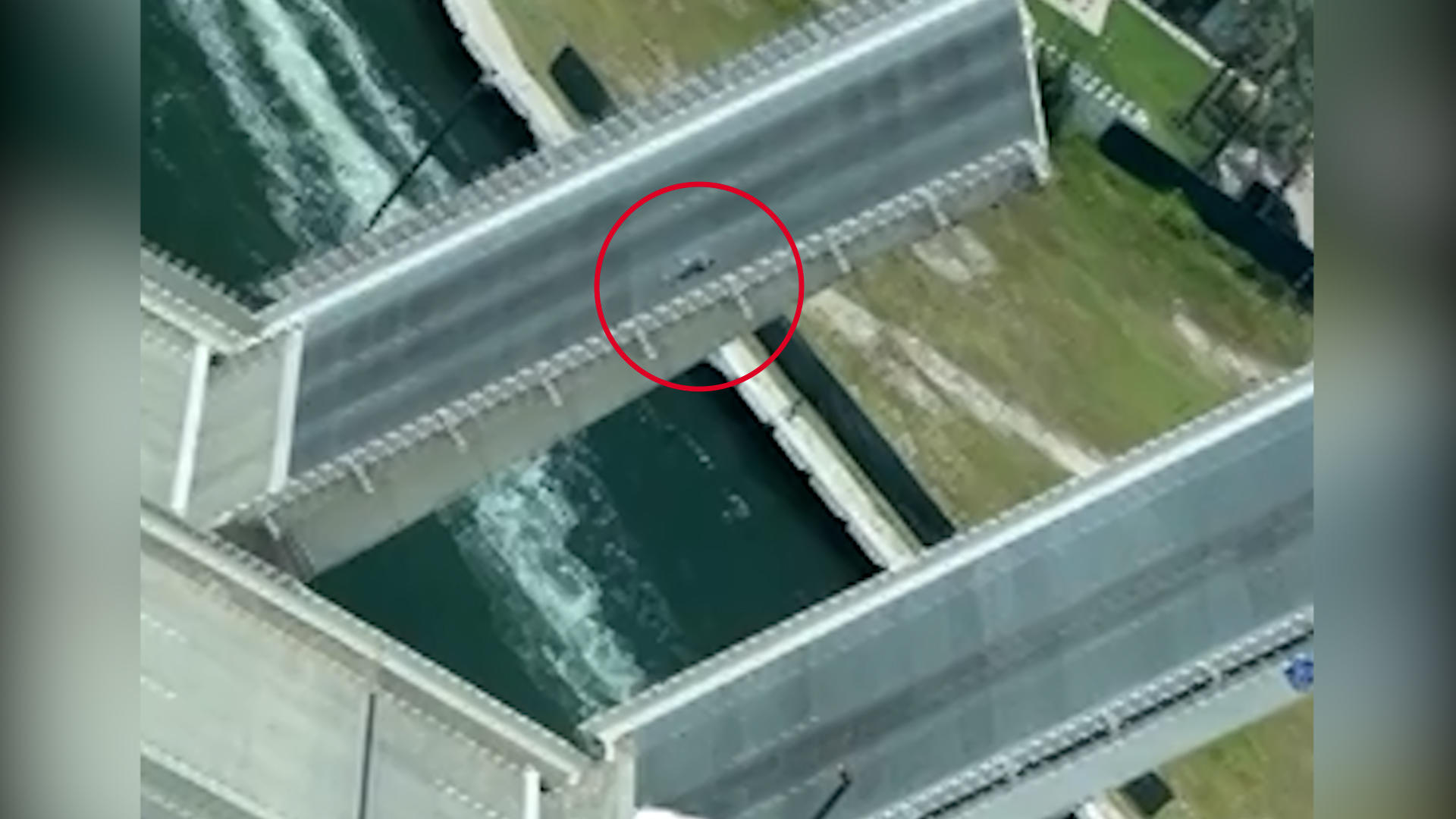 Mann klettert auf hochgeklappte Brücke Ganz schön lebensmüde