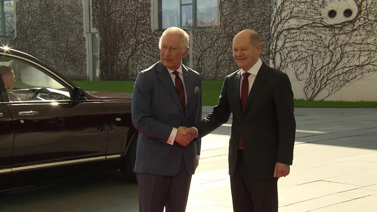 König Charles trifft Olaf Scholz Angekommen am Bundeslanzleramt!