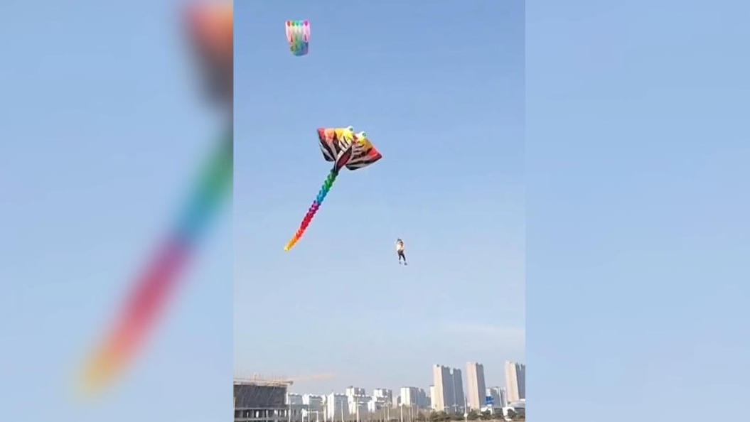 Gut festhalten! Mann hebt mit Riesen-Drachen ab Er fliegt mehrere Meter über dem Boden