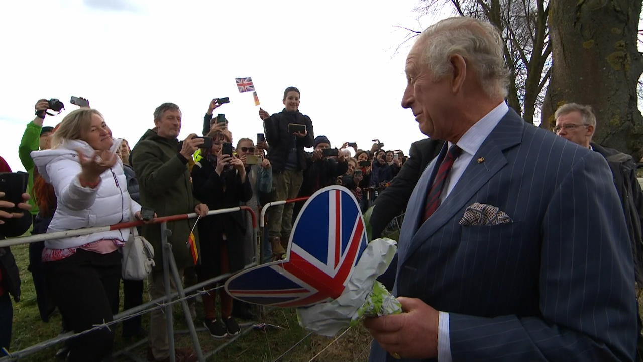 Stacheldraht trennt Charles von Royal-Fans (K)ein König zum Anfassen