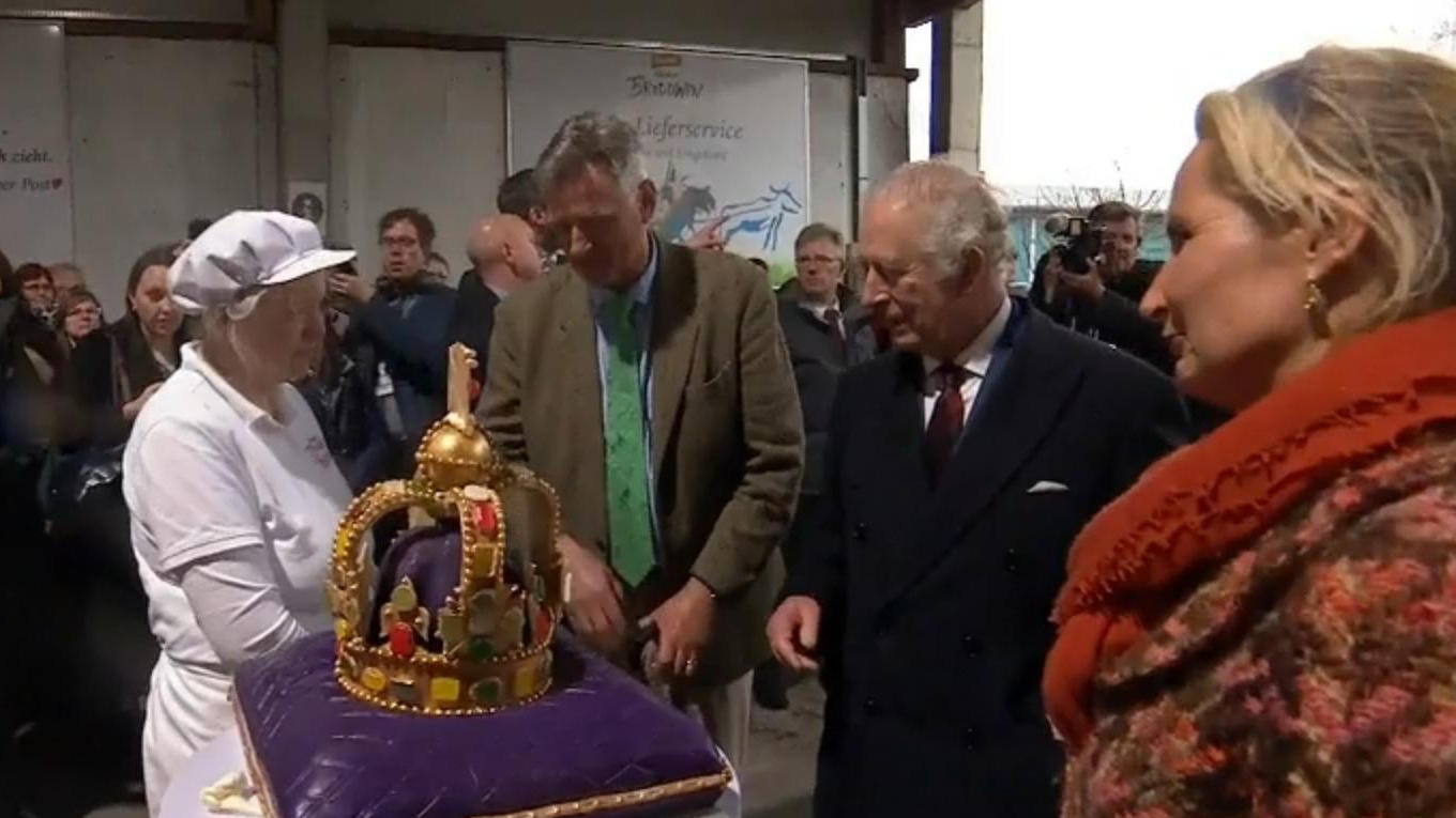 König Charles strahlt über Kronen-Kuchen Durch den Regen zur Krönung