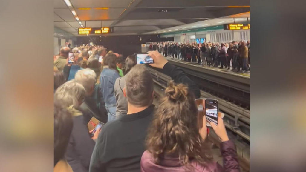 Abba-Fans rocken Londoner U-Bahnstation Party statt Pennen