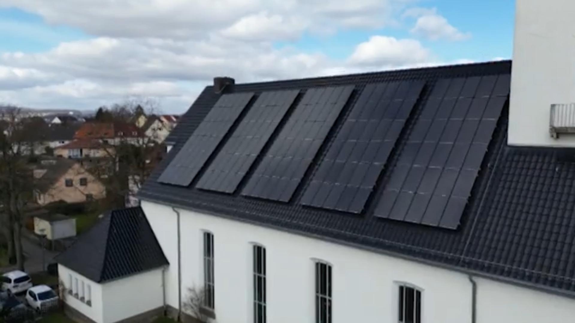 Kasseler Kirche hat Photovoltaik auf dem Dach Klima unser, dein Strom komme!