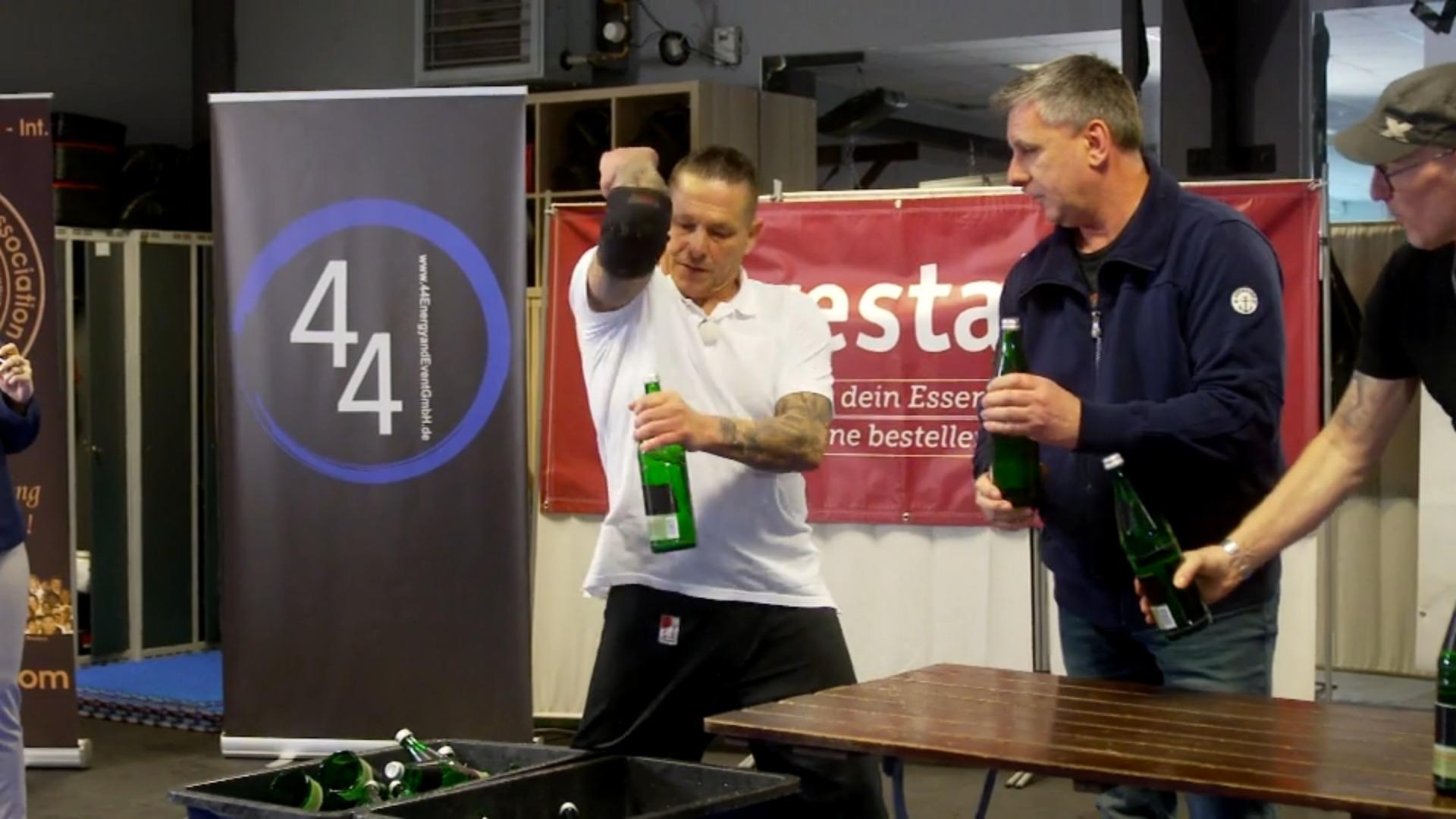 Er zerstört Glasflaschen mit seinem Ellenbogen Jens Gaude stellt neuen Weltrekord auf