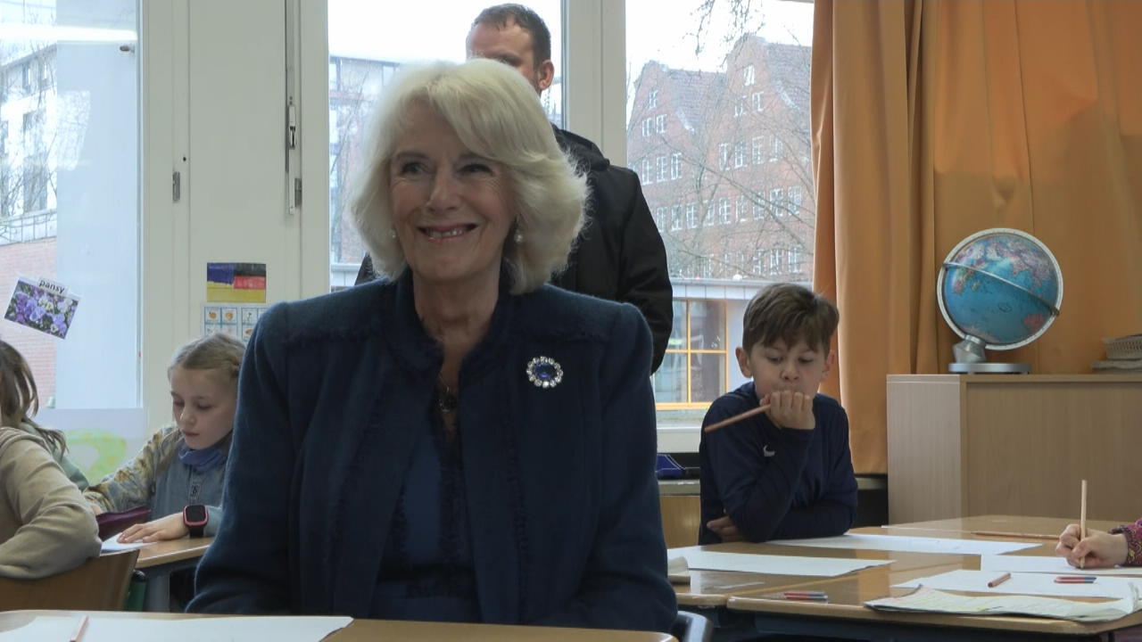 Camilla schenkt Schülern Skizze - und gibt ein Autogramm Trotz Verbot!