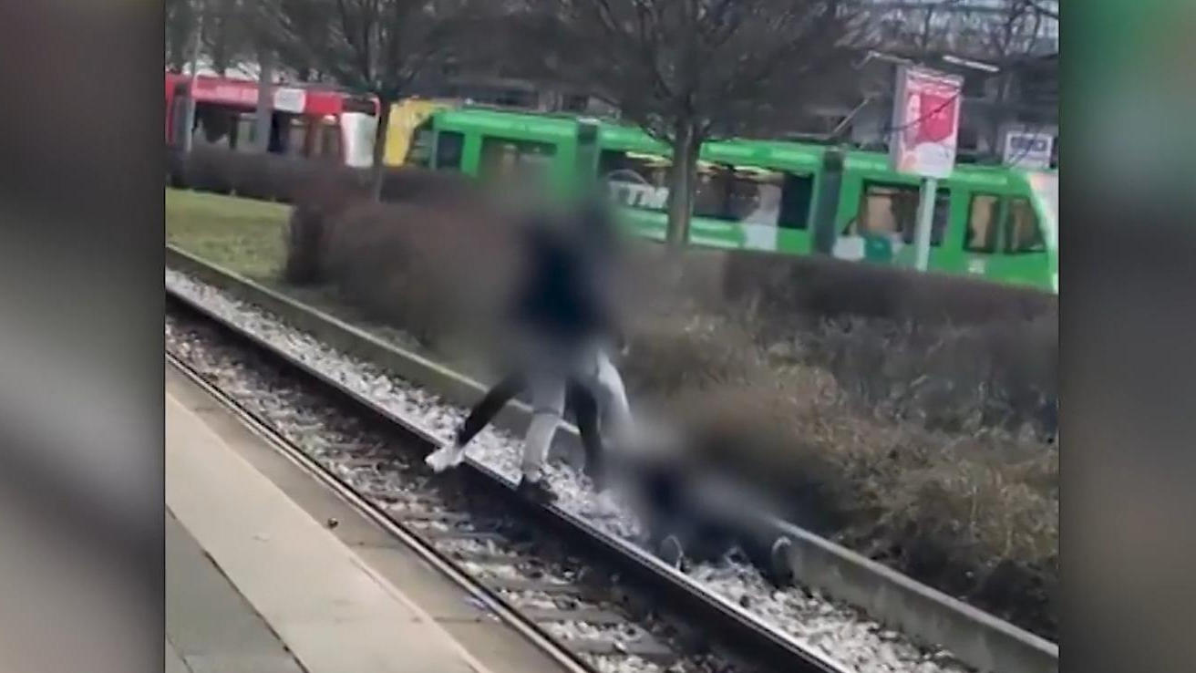 Teenager prügeln auf 14-Jährige ein Schock-Video aufgetaucht