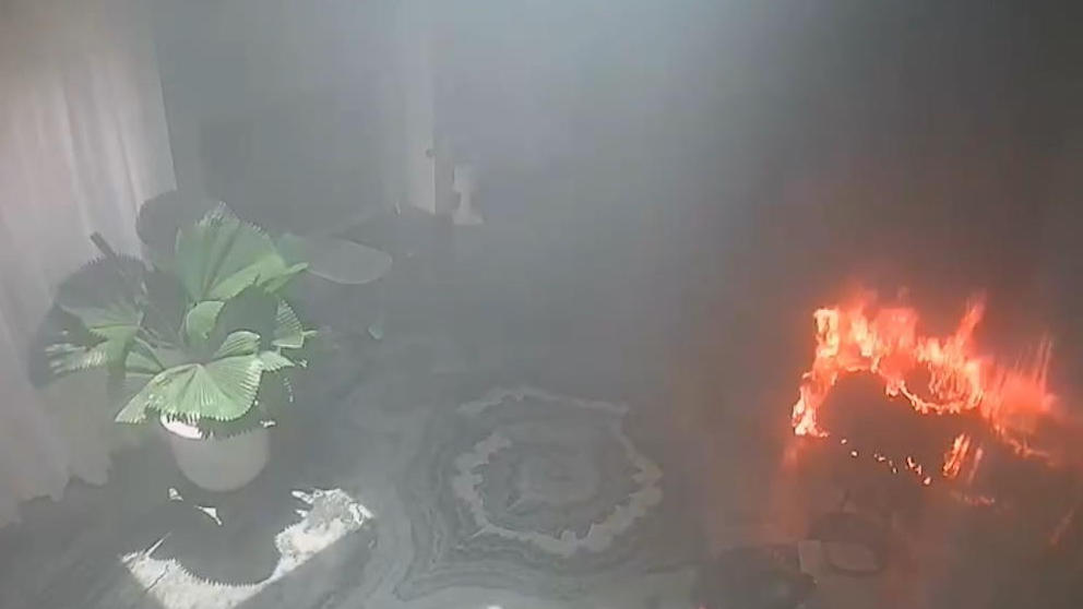 Kind spielt mit Feuerzeug – und setzt Sofa in Brand! Verwandter verhindert Schlimmeres