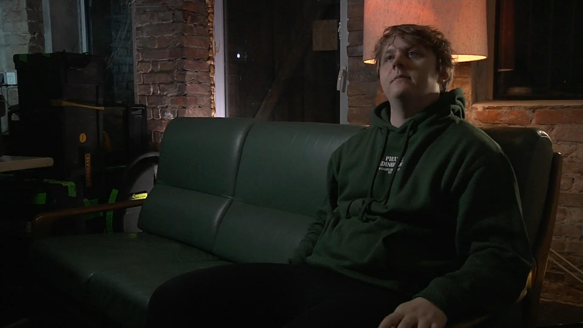 Lewis Capaldi spricht erstmals über seine Tourette-Diagnose "Ich versuche, es zu ignorieren"