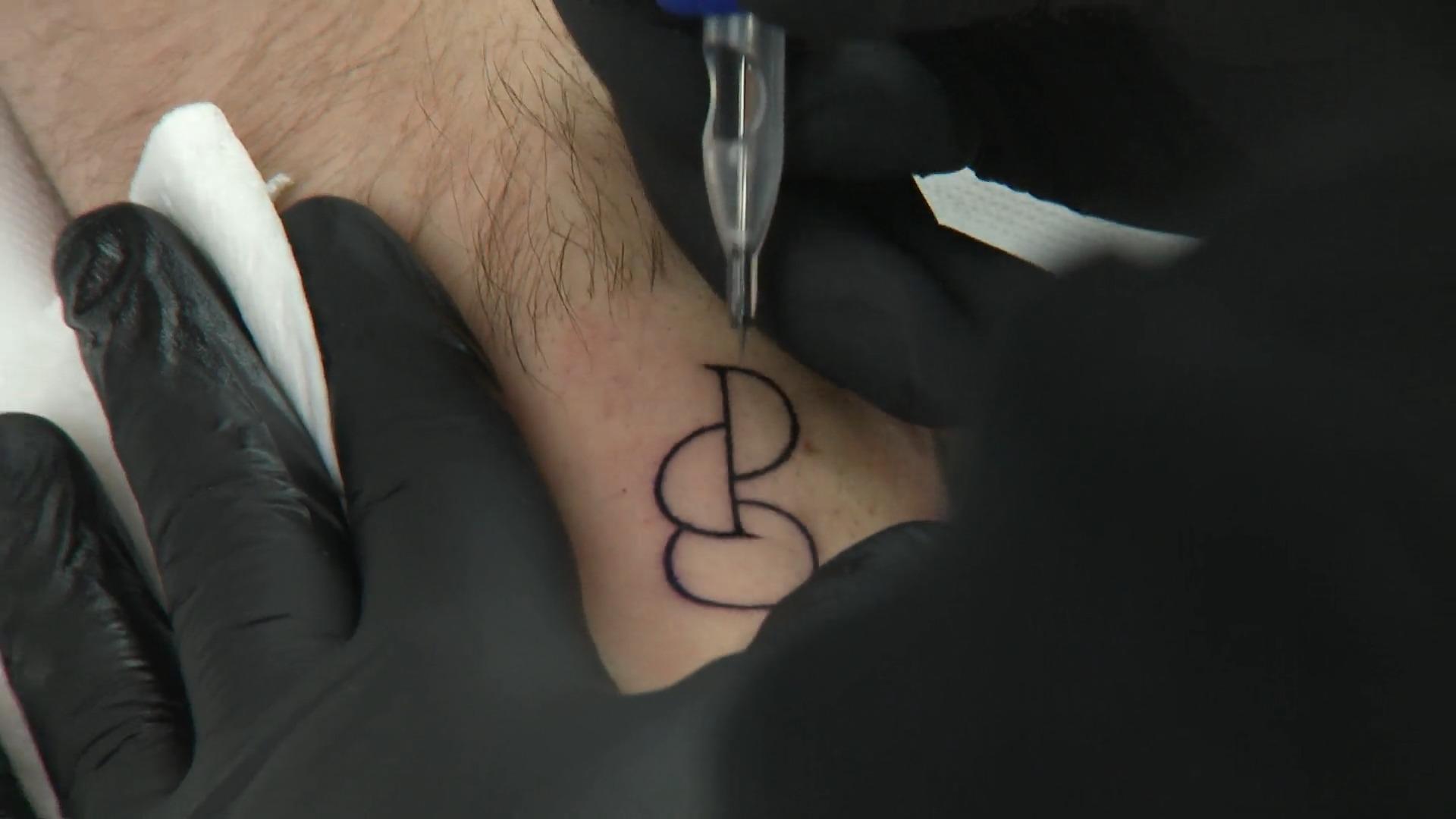 Neues Tattoo zeigt Bereitschaft zur Organspende Ein bestechendes Zeichen