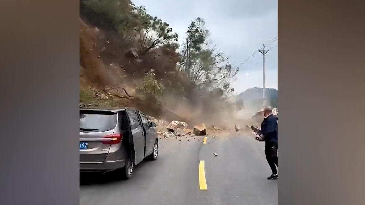 Erdrutsch auf der Fahrbahn: Auto beinahe von Geröll begraben Wenn aus Begeisterung Panik wird