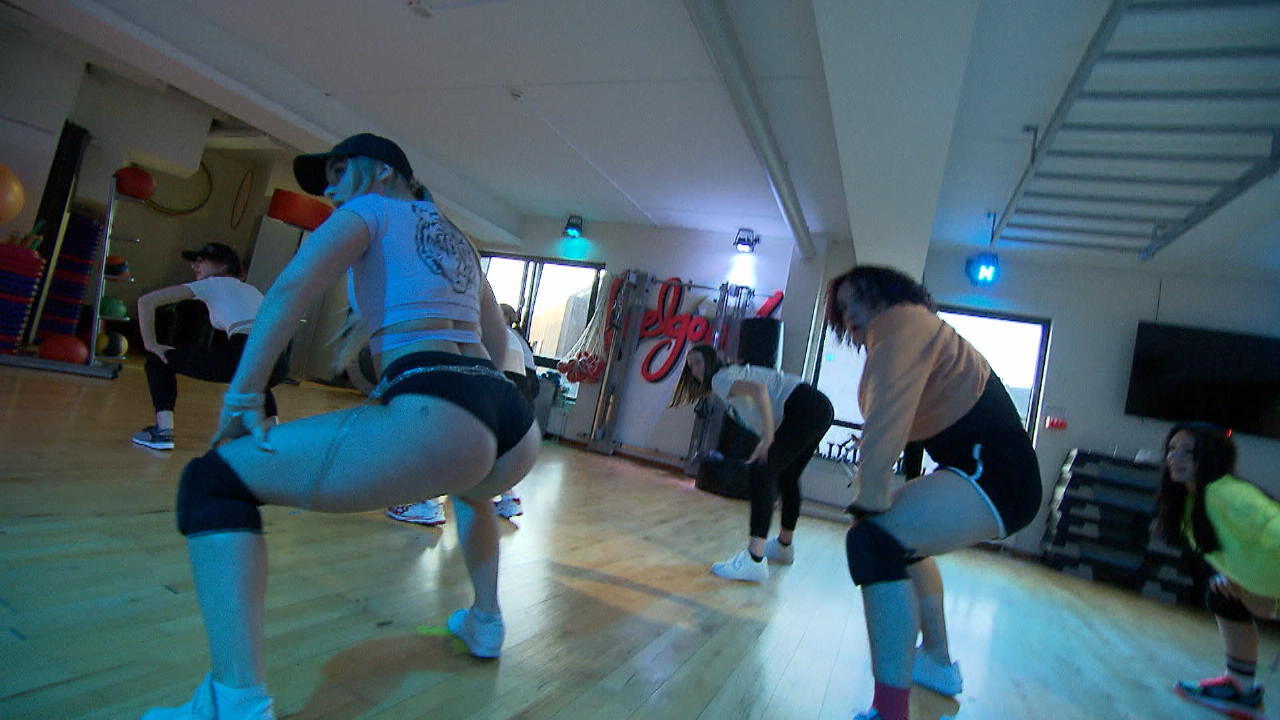Mann will twerken lernen Twerk-Schule