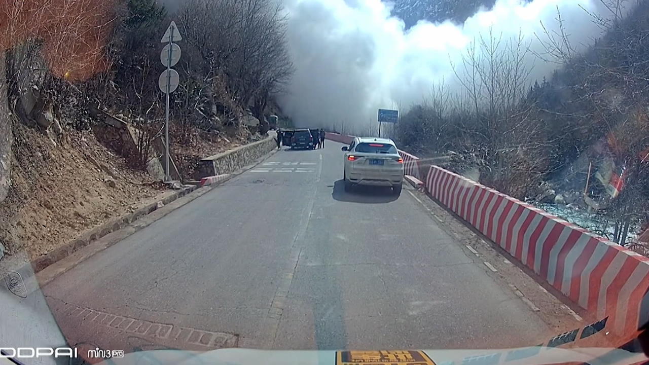 Lawine überrascht Autofahrer in Südchina Schnell den Rückwärtsgang reingehauen!