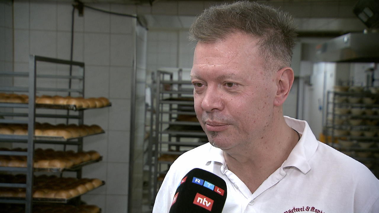 Bäckermeister Ralph Simon lässt seine Kunden Rabatte würfeln Wegen hoher Inflation