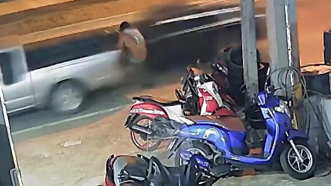 Auto-Crash zieht Mann Sitzfläche unter dem Hintern weg Zentimeter retten sein Leben