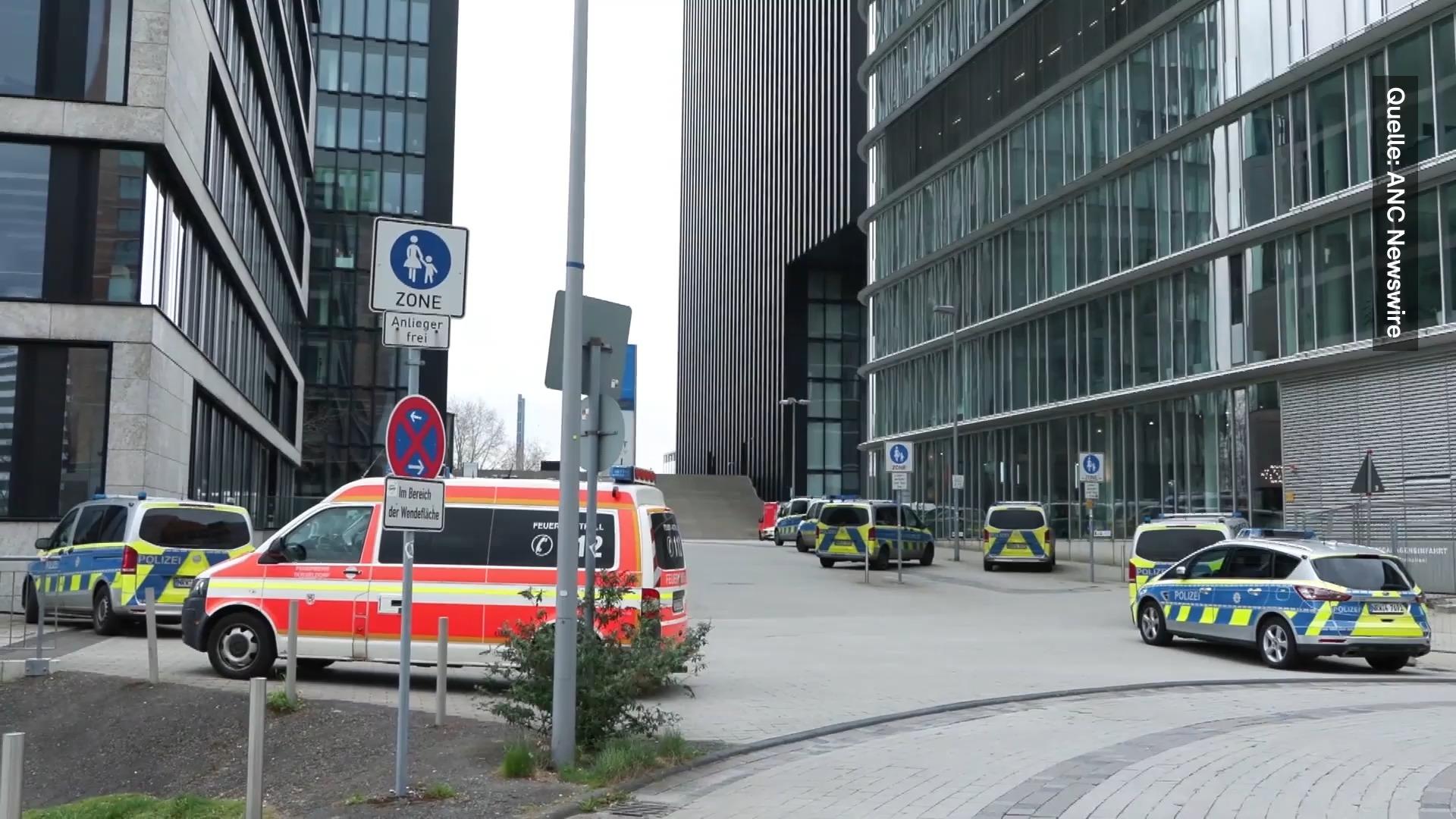 Dos familias tirándose muebles - vestíbulo destruido Düsseldorf: Pelea violenta en un hotel de lujo