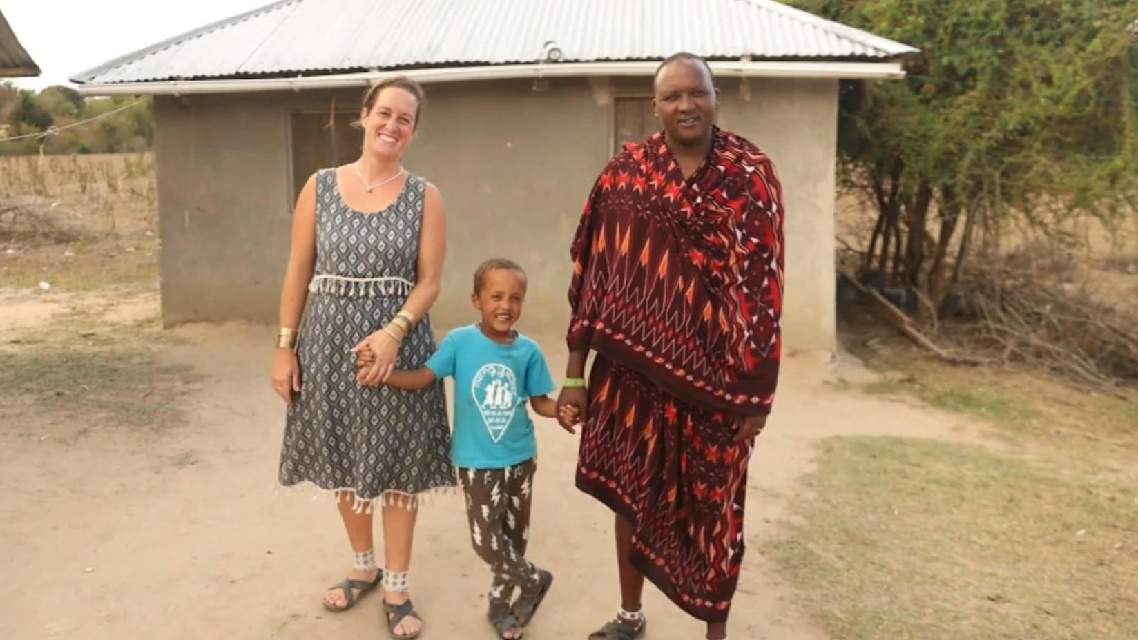 Stephanie wandert für Stammes-Krieger nach Tansania aus Verheiratet mit Massai-Krieger
