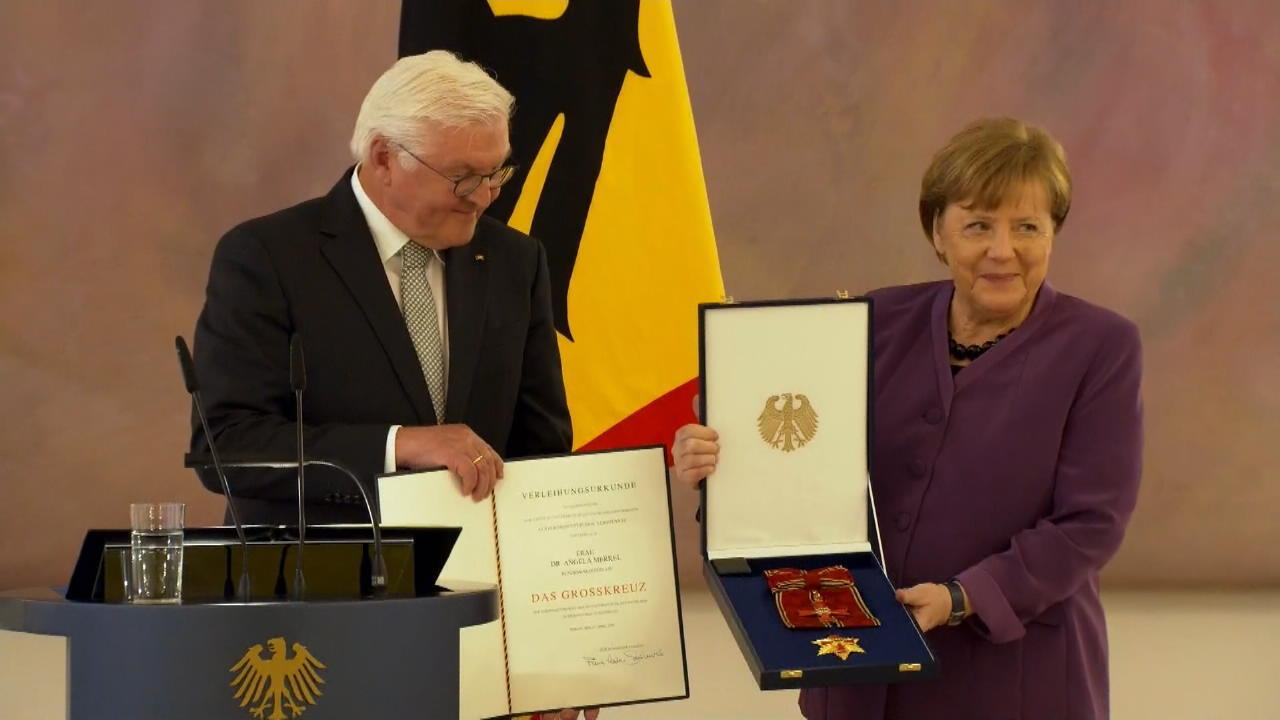 La Merkel vince la più alta onorificenza della Germania per l'ex cancelliere