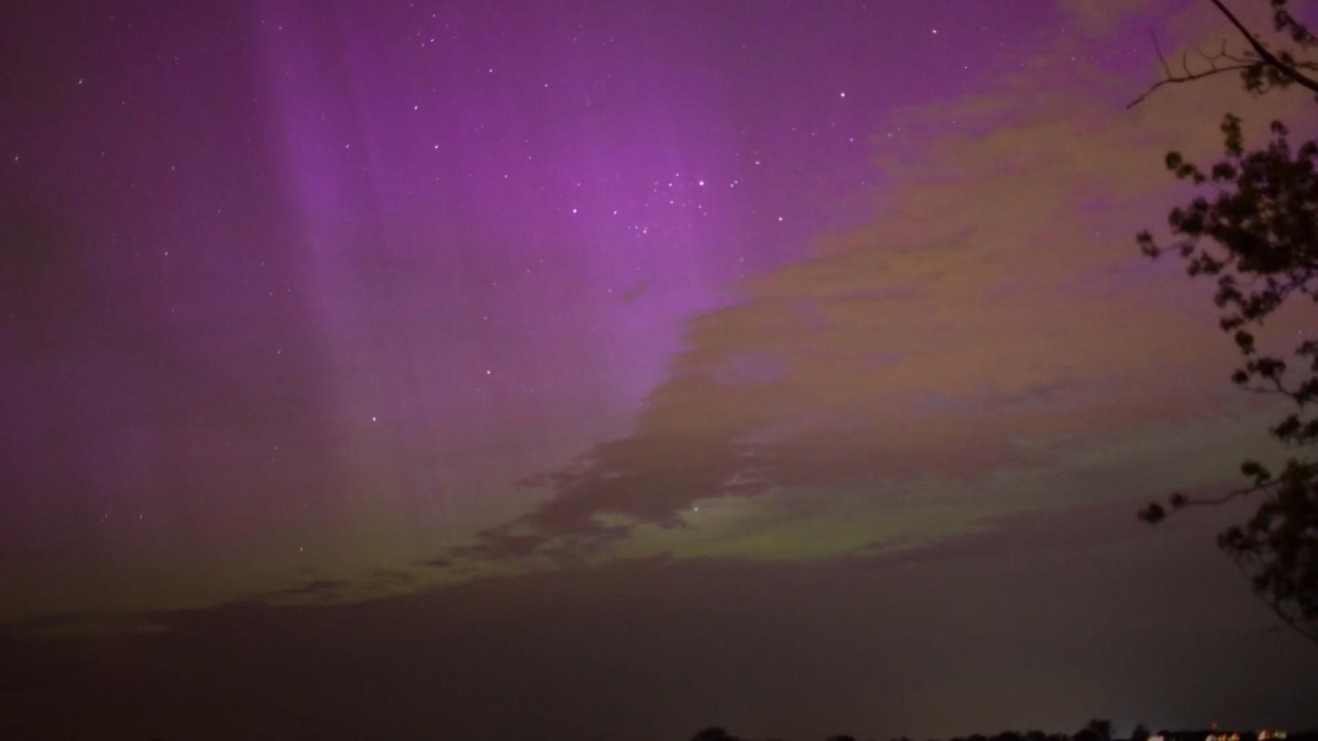 Zauberhaft schönes Lichtphänomen erleuchtet Nachthimmel Polarlichter in Deutschland
