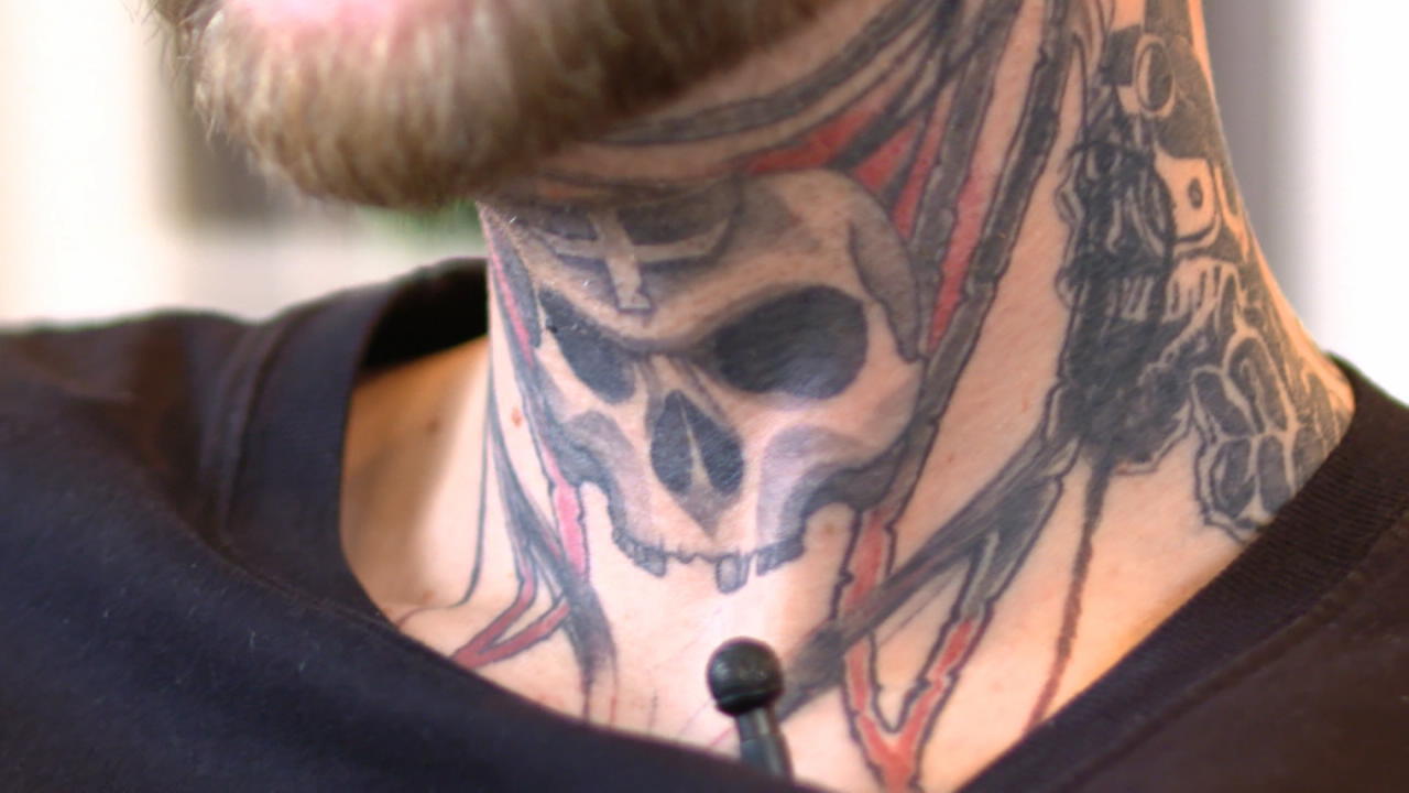 Erzieher lässt sich neues Tattoo stechen - dann kündigt er Totenkopf-Motiv spaltet die Meinungen
