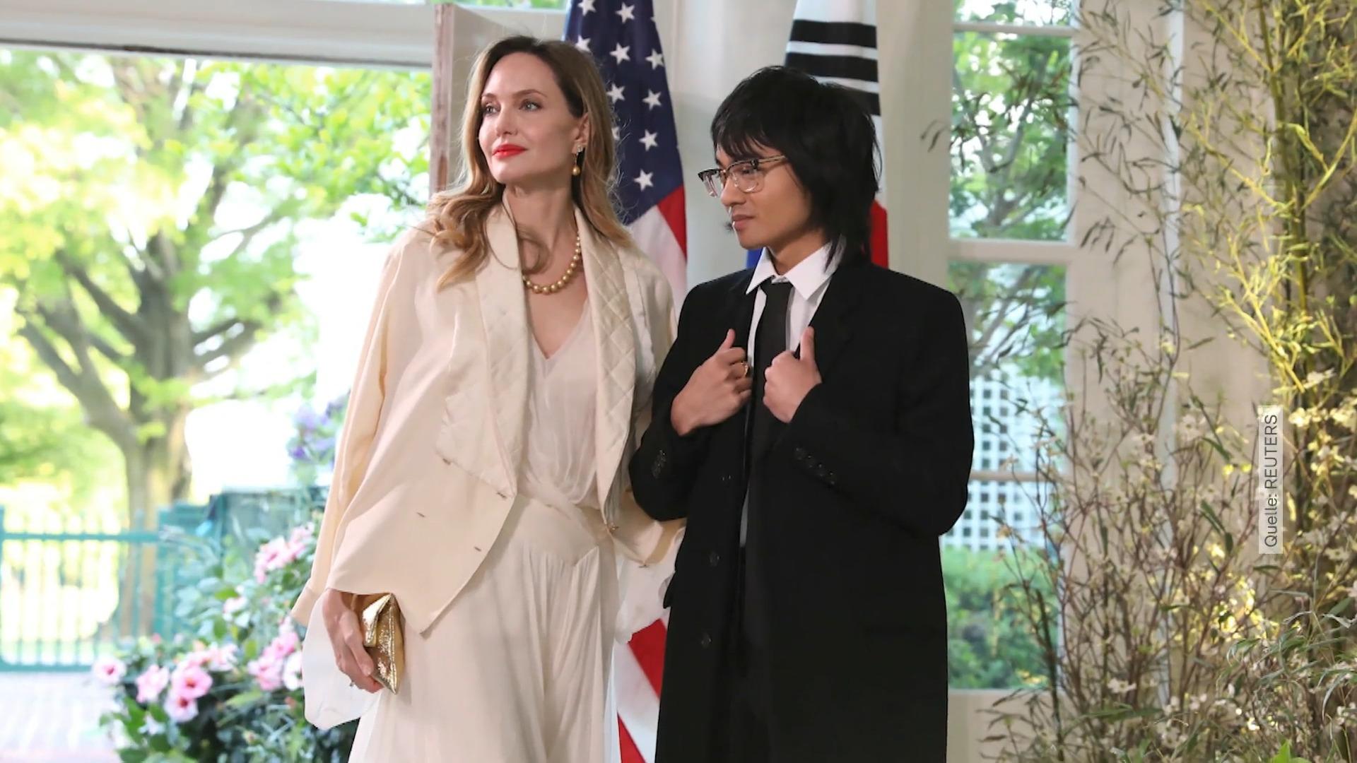 Angelina Jolie erscheint mit Sohn Maddox bei Bankett Total selten!