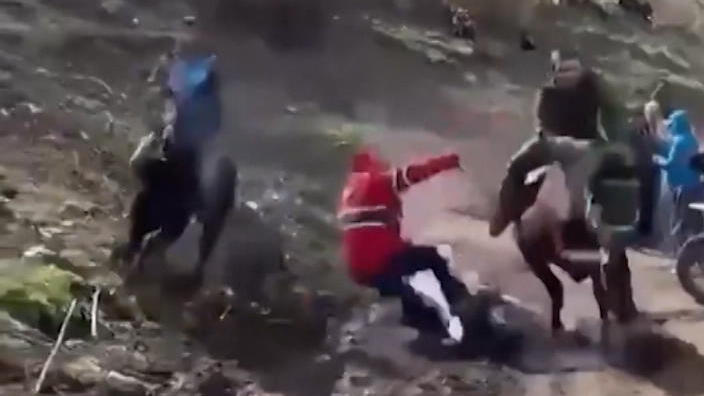 Horror-Unfall in Russland! Pferd rennt Motorradfahrer um 