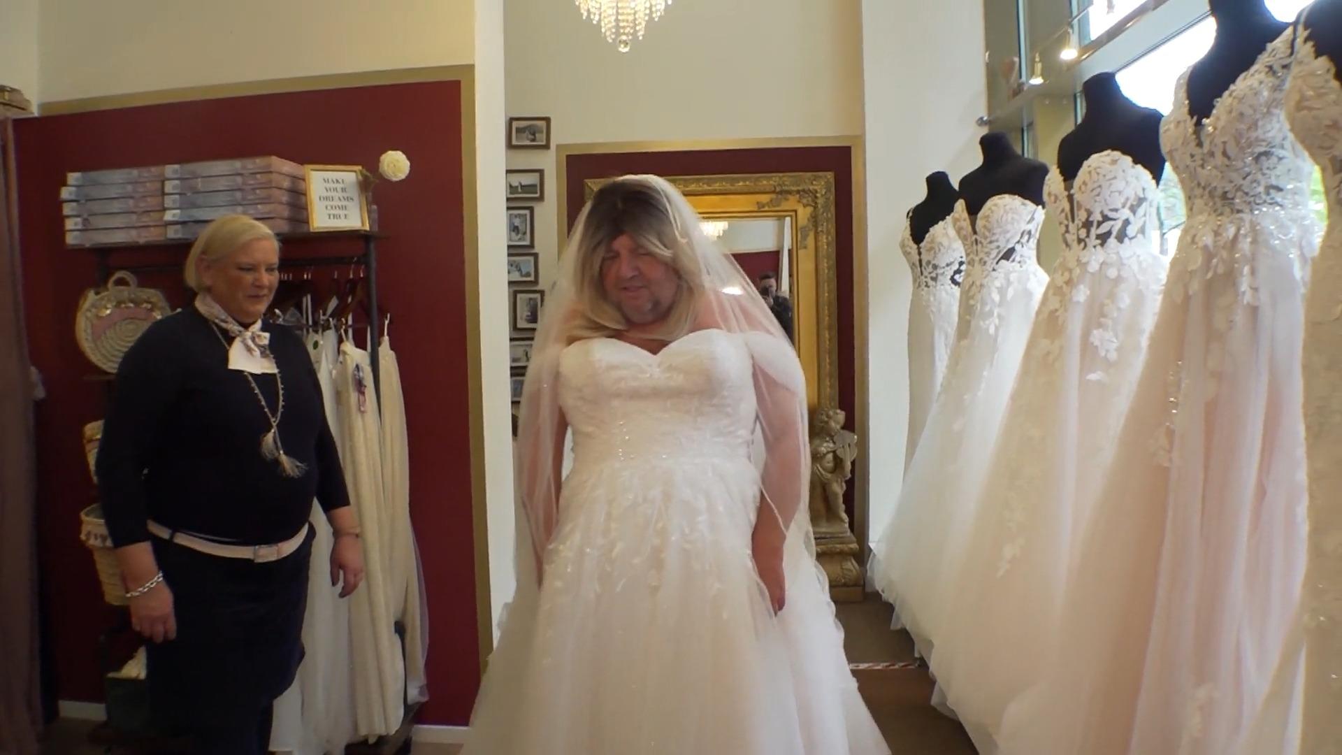 Wie Bernd Reisig wohl ein Brautkleid steht? VIP News von Jens Prewo