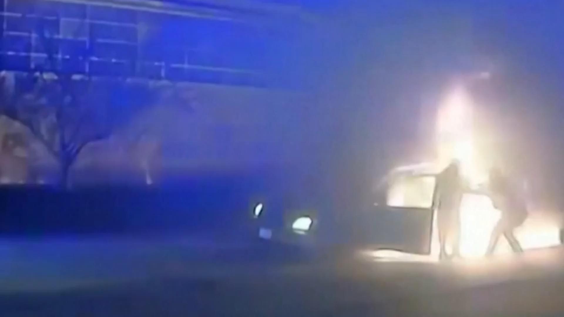 Rentner fährt brennenden Minivan - Polizei rettet ihn! Dashcam filmt Flammen-Inferno