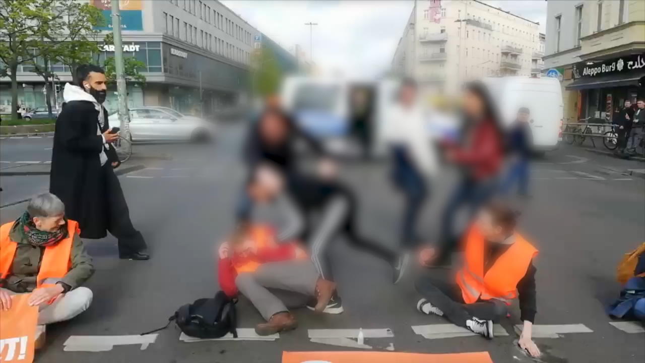 Mann greift Klimakleberin an - Passanten beschützen sie! Nerven liegen blank