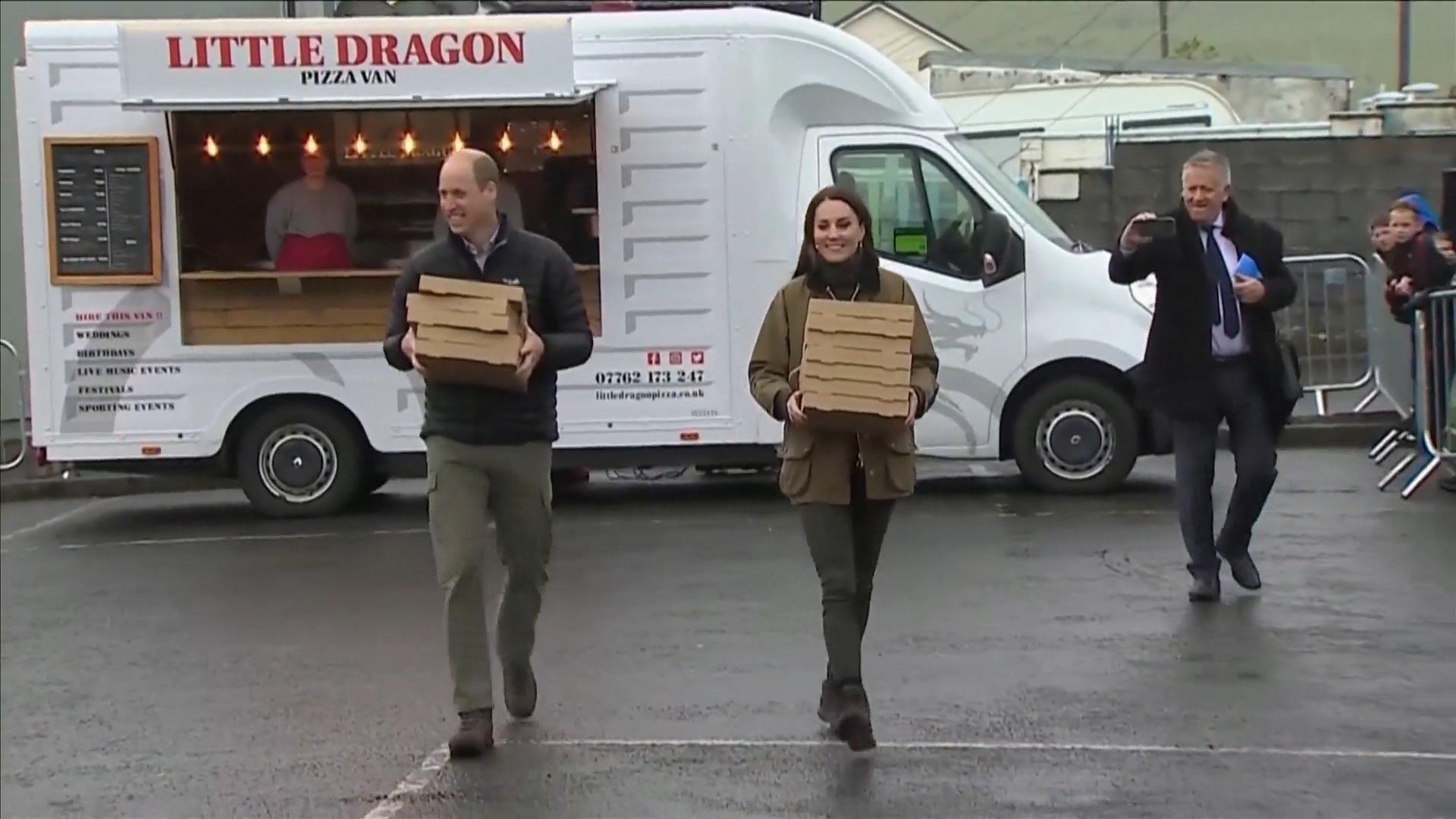 Aquí, el príncipe William y la princesa Kate sirven pizza de Spontaneous Action