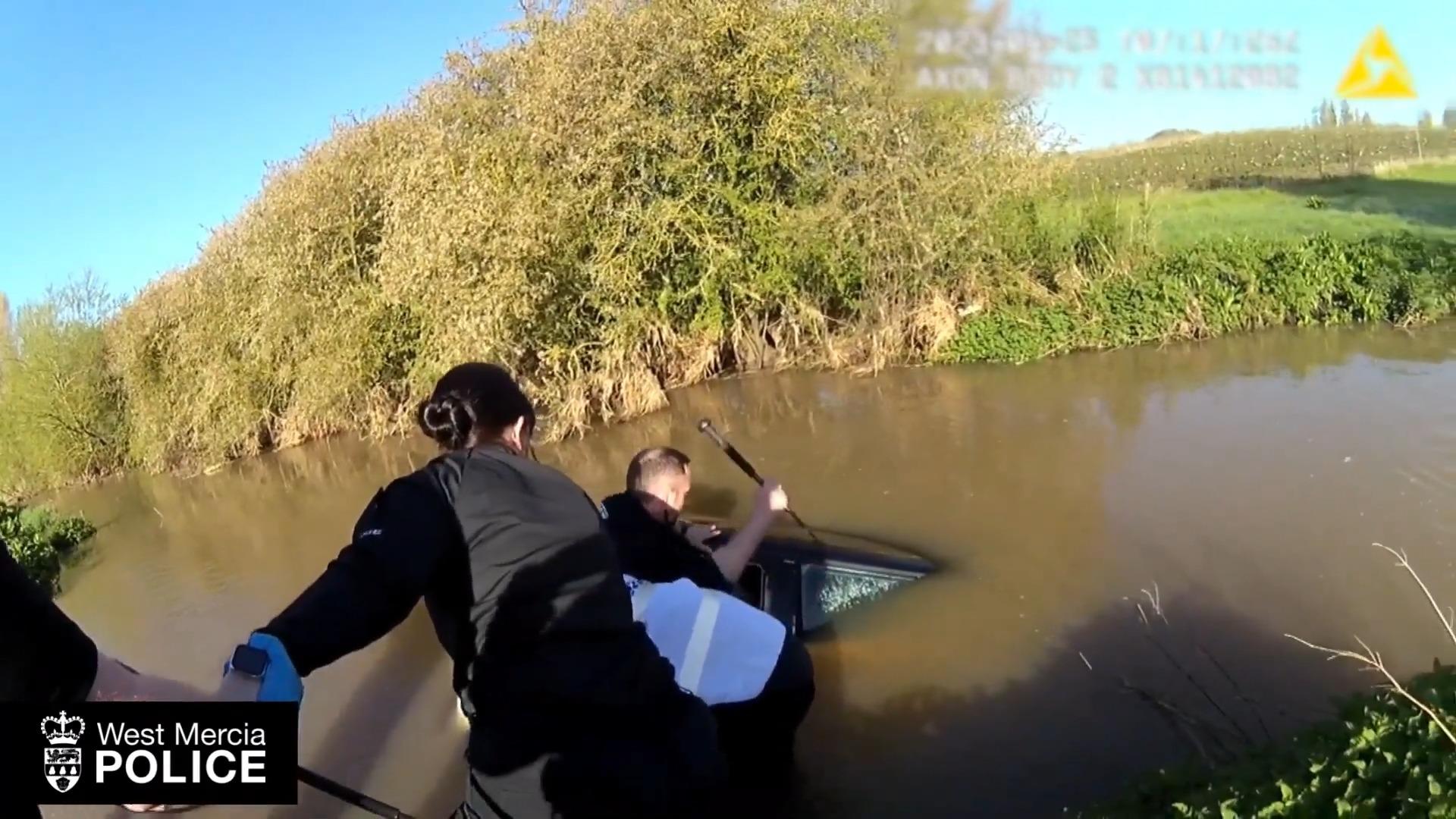 Polizisten retten Frau aus Fluss mit Menschenkette Auto im Wasser