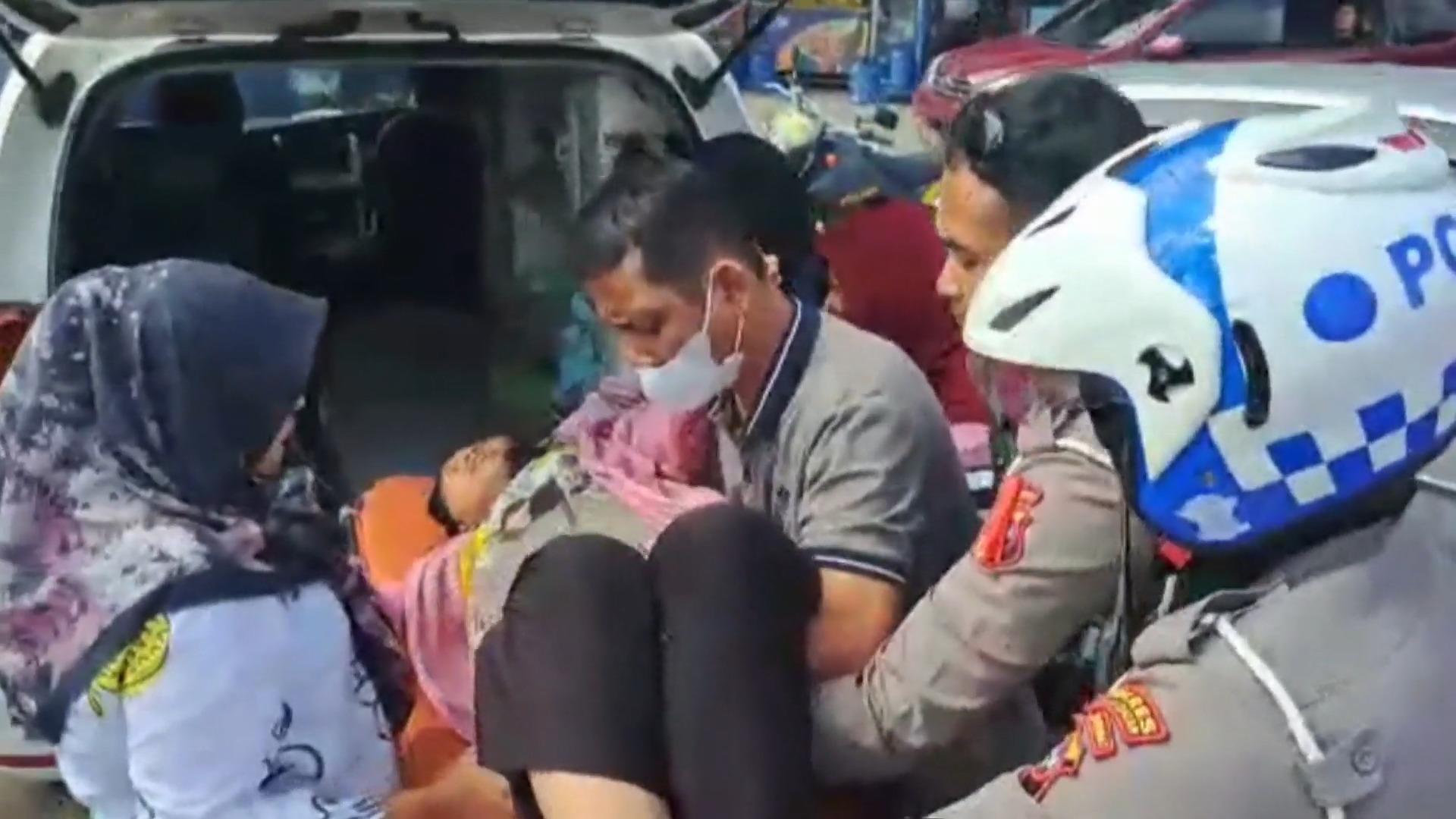 Hochschwangere steckt im Verkehr fest: Polizei greift ein! 30 Minuten später ist das Baby da