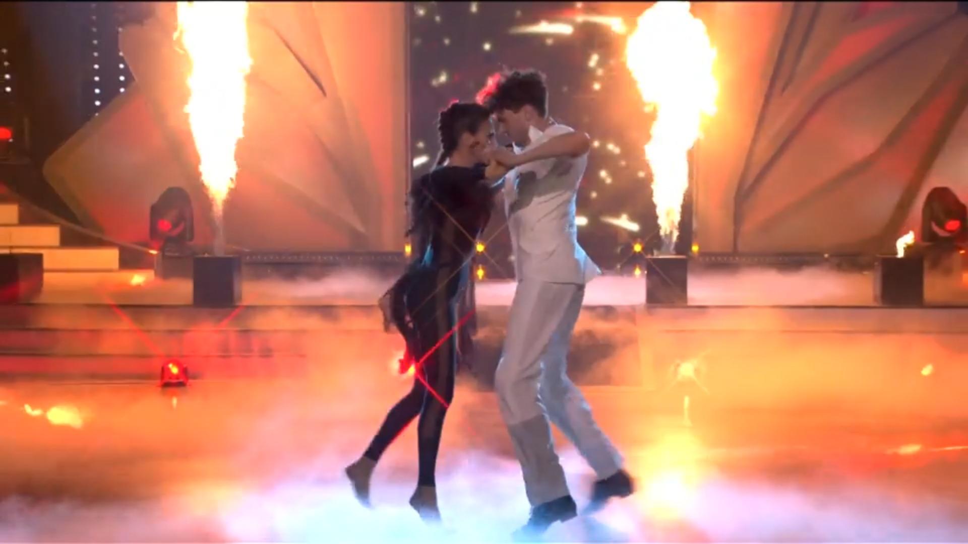 Timon Krause fa ballare i suoi demoni all'inferno "Balliamo"-palcoscenico