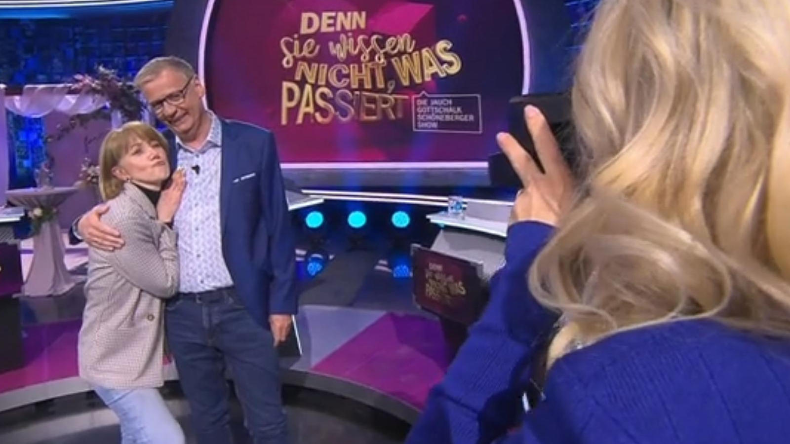 Moderator Günther Jauch posiert mit Zuschauerin Fotospaß bei "Denn sie wissen nicht, was passiert"