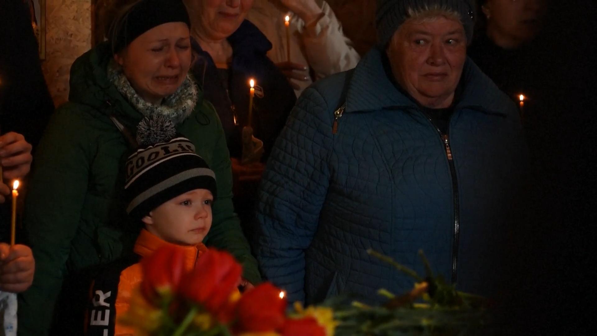 Mykhayl (6) weint bitterlich um seine große Schwester Sofia Russischer Raketenangriff