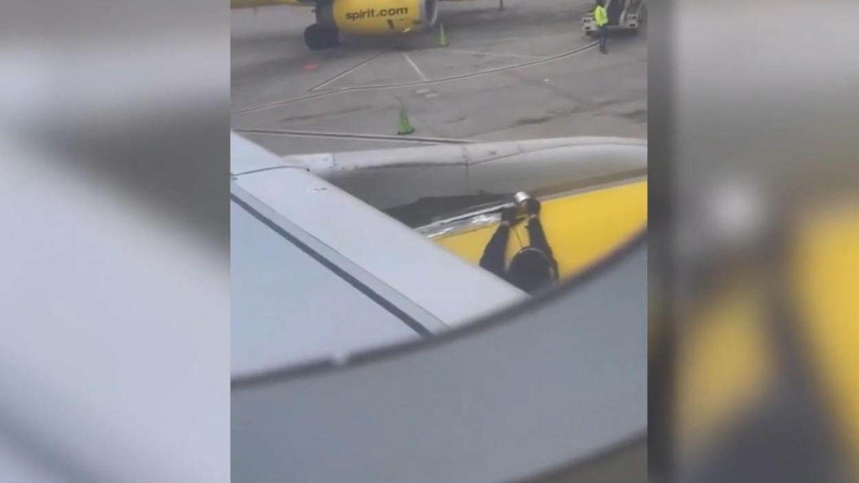 Direkt vor dem Start: Mechaniker flickt Flieger mit Tape! Passagierin geschockt!
