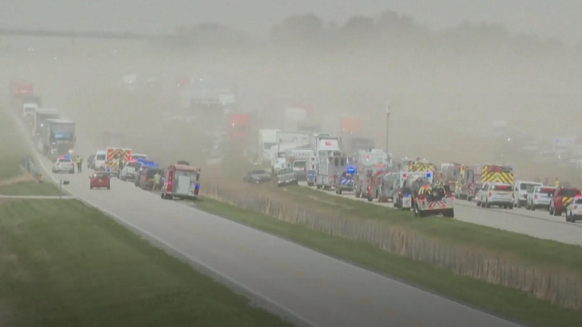 Sechs Menschen sterben im Massencrash Sandsturm in Illinois