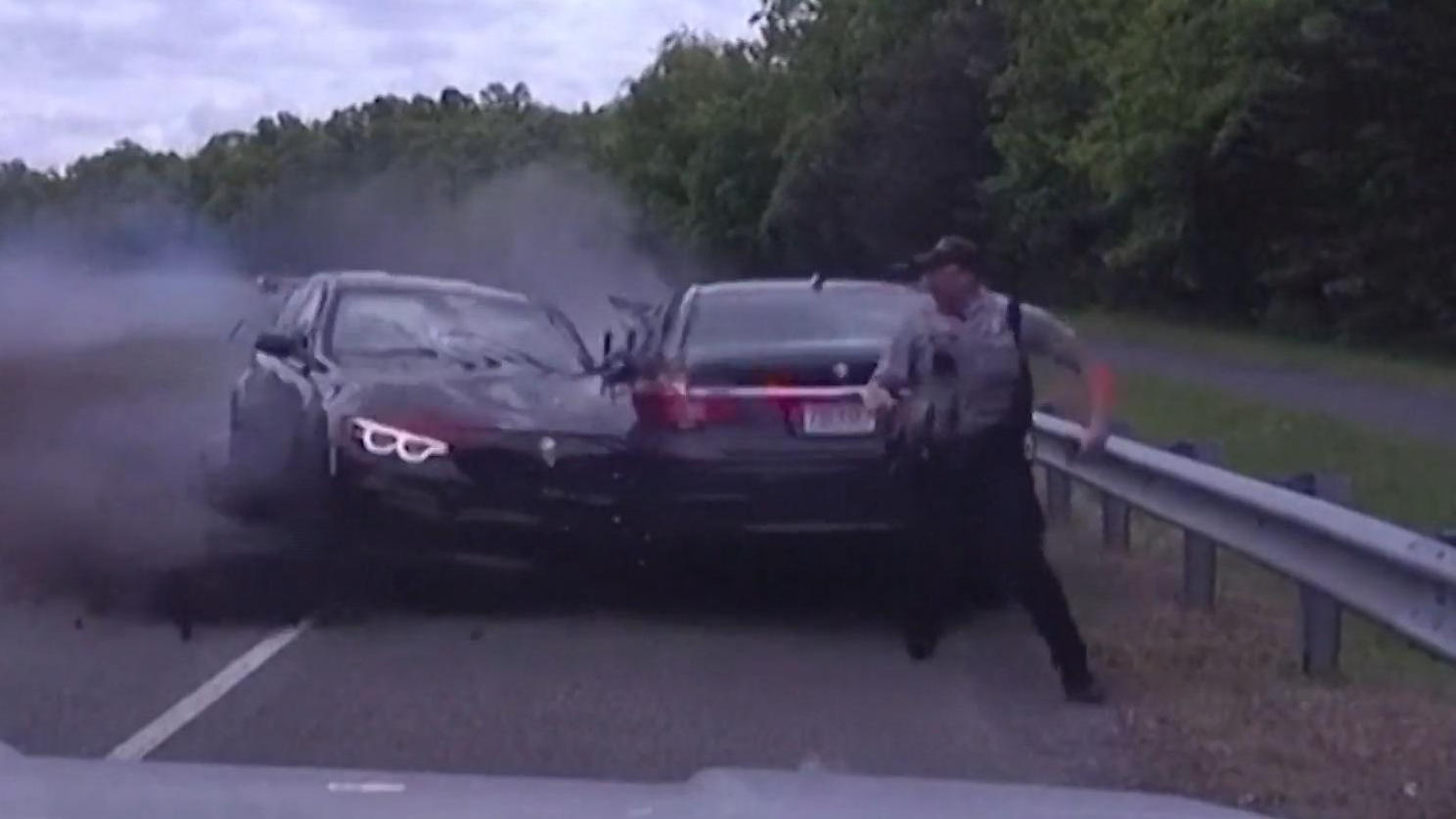 Bei Polizeikontrolle: Auto schleudert auf Gegenfahrbahn Beamter überlebt knapp