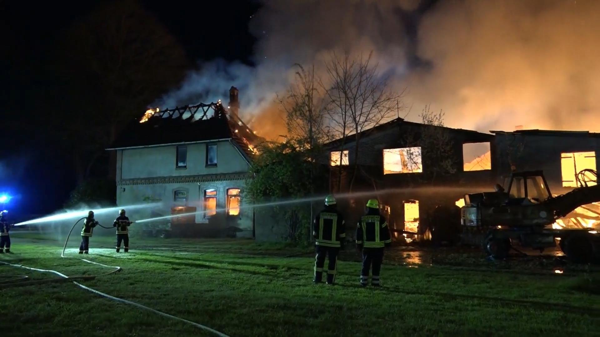 Mehrere Gebäude in Flammen - Groß-Brand in Lunestedt Sechsstelliger Sachschaden