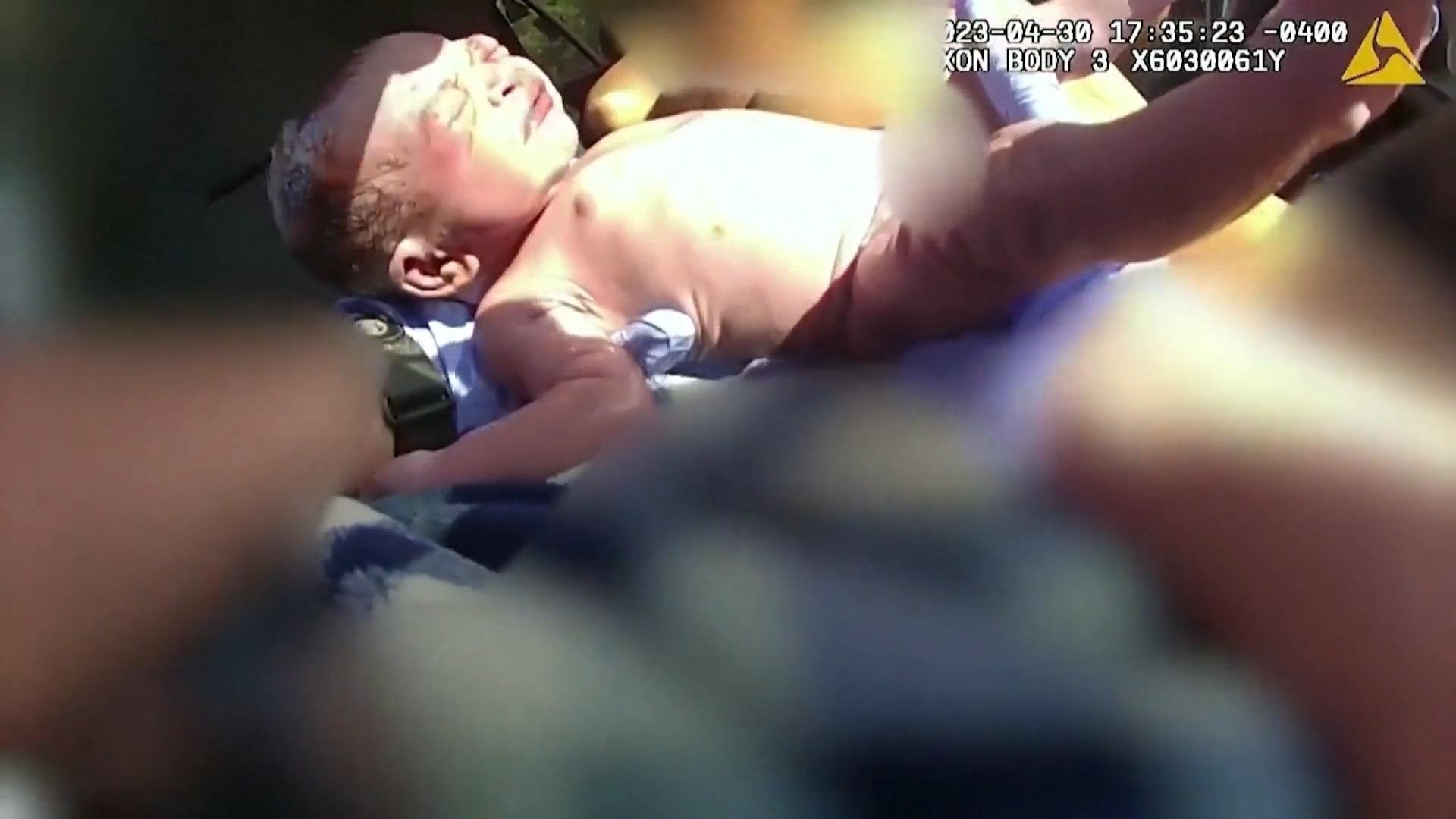 Polizist holt Baby von Sechsfach-Mama zur Welt Auf dem Highway wird er zur Hebamme!