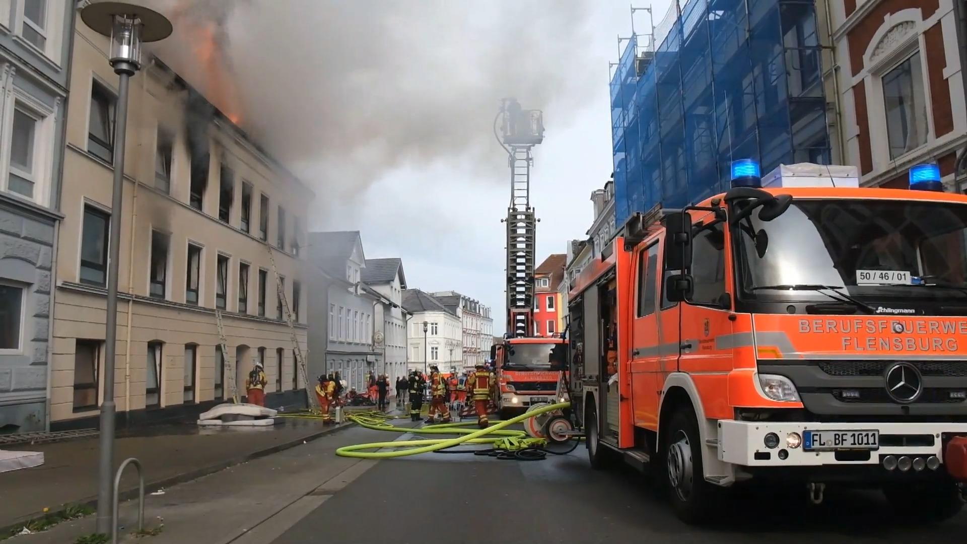Dachstuhl-Brand in Flensburg - neun Verletzte, zwei Tote Großeinsatz bei Mehrfamilienhaus