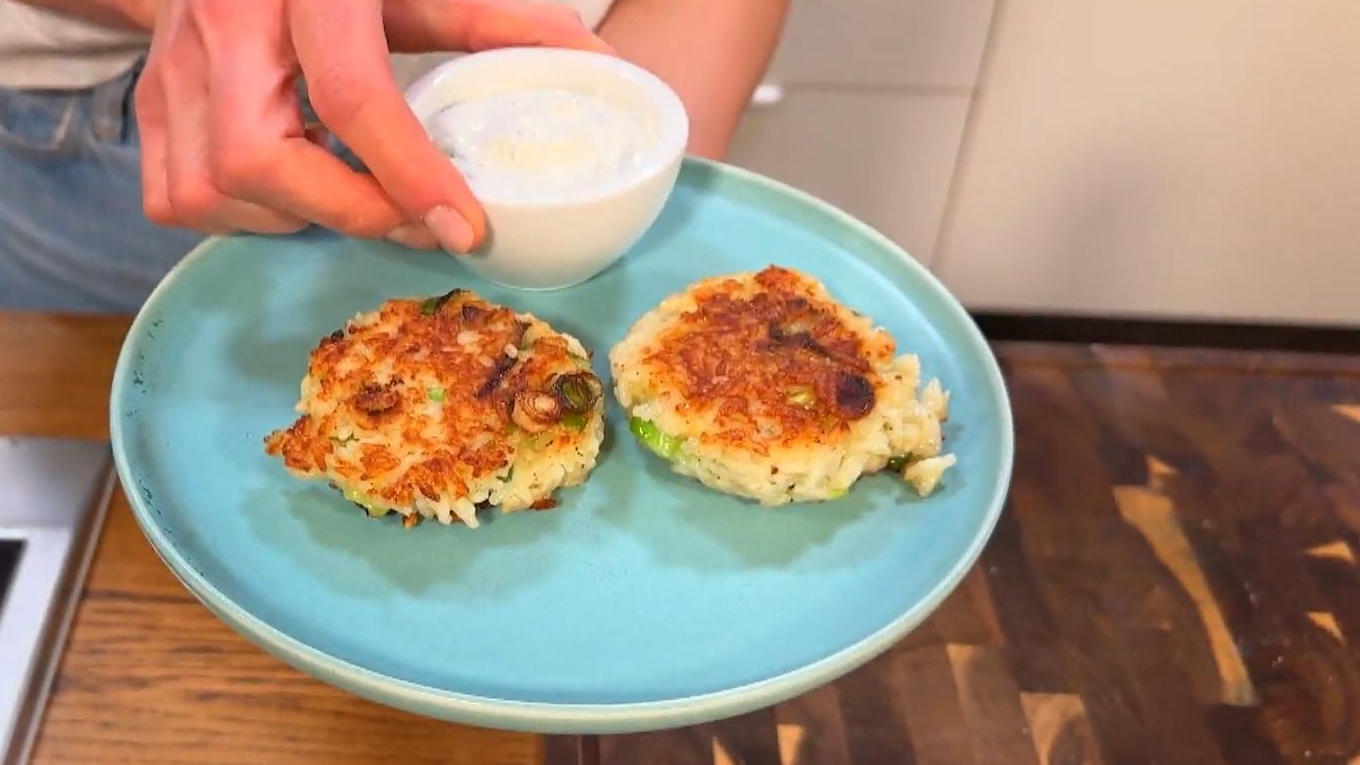 Hensslers schnelle Nummer: Rezept für vegetarische Reisfrikadelle mit Dip Hensslers schnelle Nummer: Rezept für vegetarische Reisfrikadelle mit Dip
