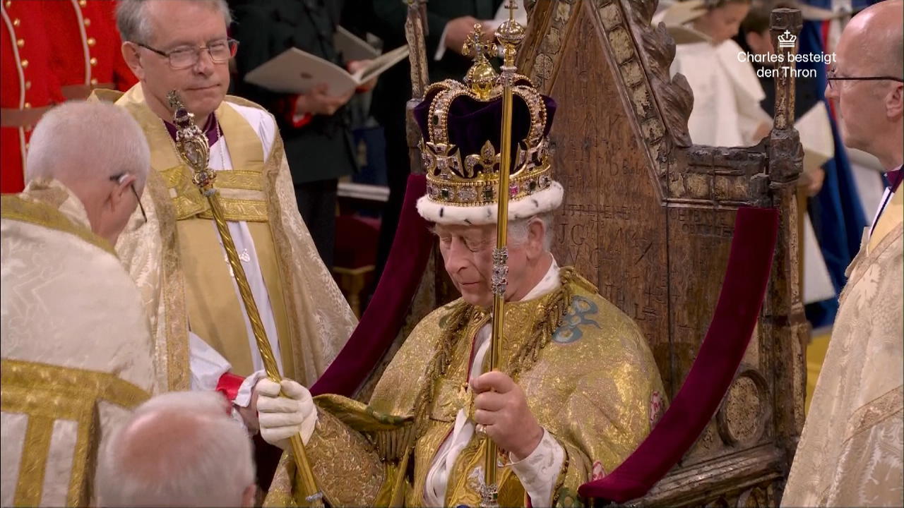 König Charles wird Krone aufgesetzt God save the King!