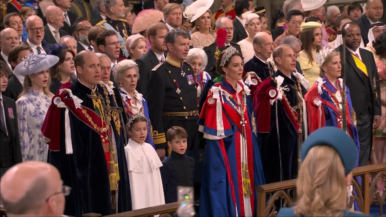 Prinz Harry singt Nationalhymne für seinen Vater Der Anfang einer Versöhnung?