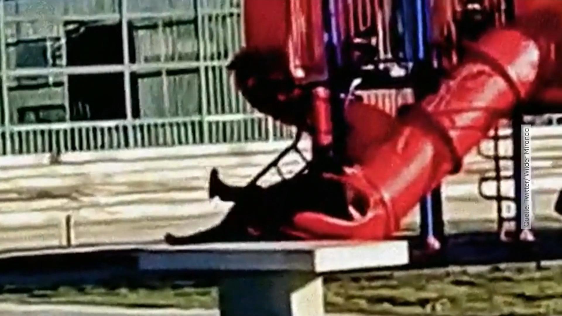 Sii così piccolo!  Il presidente cileno Stuck in Slide Tutto in video