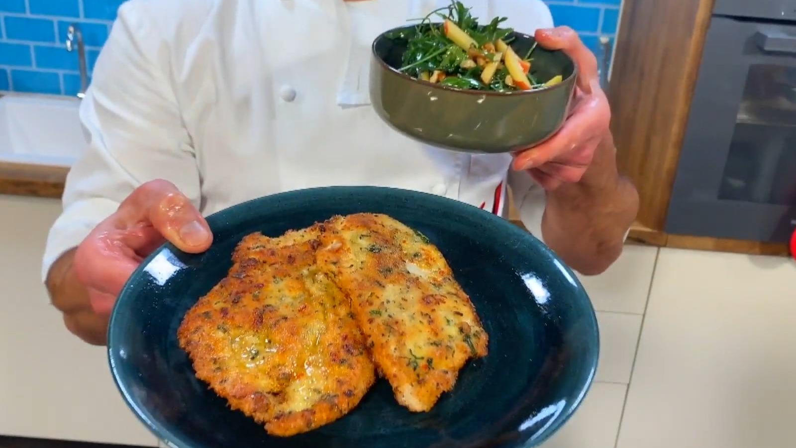Knuspriges Hähnchenschnitzel mit Rucola-Apfel-Salat Hensslers schnelle Nummer