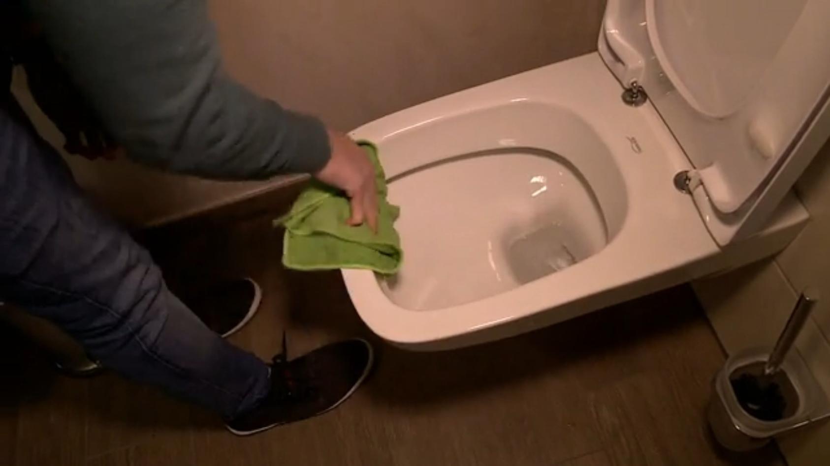 Schule sammelt Geld für saubere Toiletten Griff ins Klo?